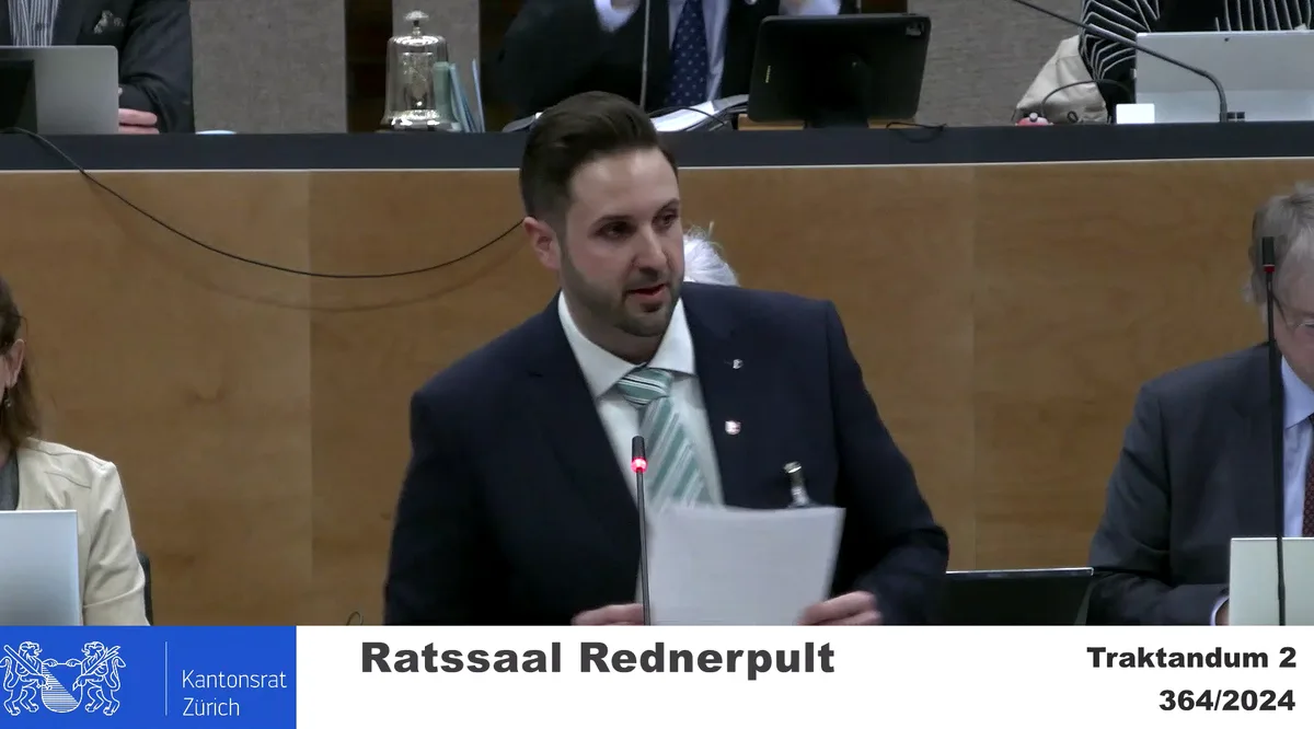 Ein Mann spricht an einem Rednerpult.